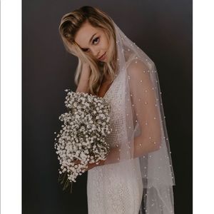 Never worn Untamed Petals Jackson Veil w/ pearls